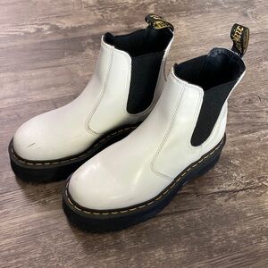 DR. MARTENS PLATFORM CHELSEA BOOTS (2976)